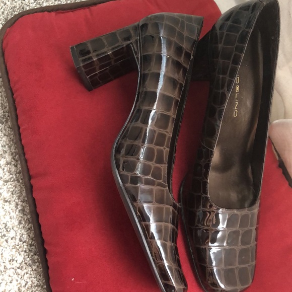 Faux crocodile brown shoes - Picture 2 of 4
